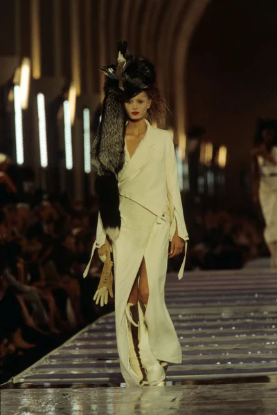 Look 15